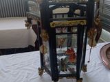 une horloge posée sur une table dans une pièce
