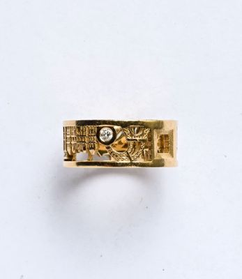 une image d'une bague en or avec un diamant au centre