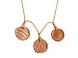collier orné de trois cachets de cire suspendus à une cordelette, sur fond blanc