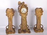 trois horloges en bois posées sur une surface blanche