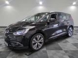 une voiture noire est garée sur le sol en damier d'un garage