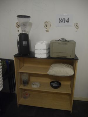 une petite étagère sur laquelle sont posés une cafetière et d'autres objets