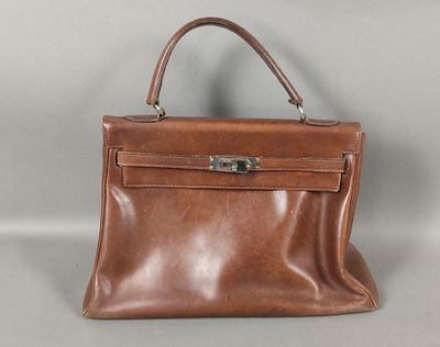 un sac à main en cuir marron sur fond gris
