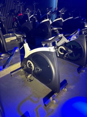 Vélo statique (blanc ou noir. Couleur non garantie) Body Bik…