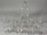 beaucoup de verres et une carafe sur la table