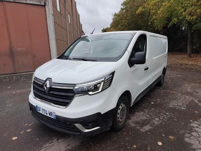 la camionnette blanche est garée sur le côté de la route