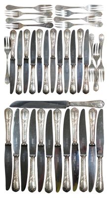 beaucoup d'argenterie sur une table avec un couteau et une fourchette