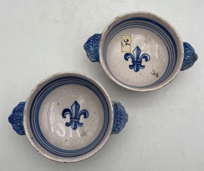 paire de bols en faïence bleue et blanche ornés de motifs de fleurs de lys