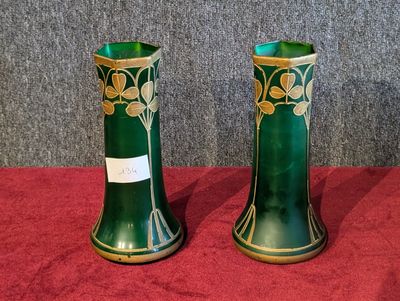 deux vases posés sur une table rouge