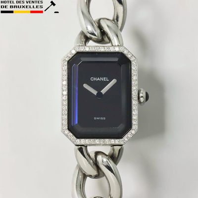 une montre entourée d'une chaîne sertie de diamants