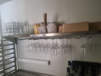 une étagère sur laquelle sont posés des verres à vin