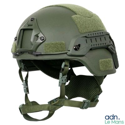 Le casque est vert et comporte un petit écusson sur le côté.
