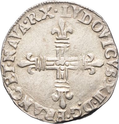 Gros plan sur une pièce de monnaie portant une croix