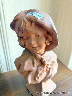 Terre cuite la dame au chapeau - H.