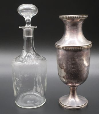 deux vases en verre posés l'un à côté de l'autre sur une table