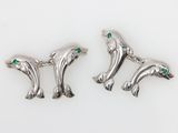 une paire de dauphins en argent aux yeux d'émeraude