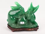 figurine en jade vert représentant un lapin avec une feuille sur le dos