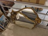 un miroir posé par terre devant une fenêtre