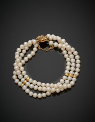 un collier de perles à trois rangs avec un fermoir en or