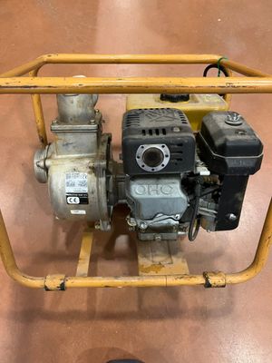 a small engine that is sitting on a cart