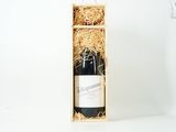 la bouteille de vin se trouve dans un coffret en bois posé sur une surface blanche