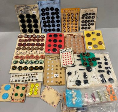 tout un tas de boutons et encore des boutons posés sur une table