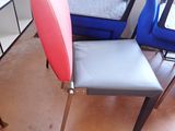 many chairs that are sitting in a room together