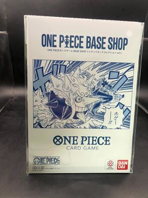 une boîte contenant un jeu de cartes à une seule pièce, exposée dans un magasin