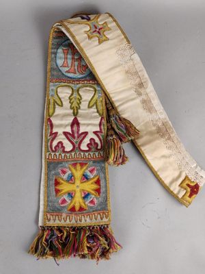 un gros plan sur une écharpe ornée d'une croix