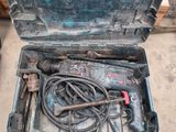 une boîte à outils posée par terre, contenant des outils