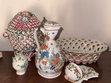 de nombreuses pièces de poterie très variées posées sur une table