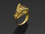 une bague en or ornée d'une tête de serpent aux yeux de rubis