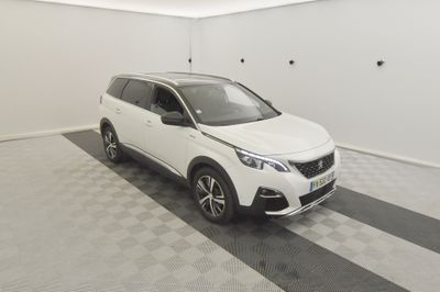 la voiture blanche est garée dans le garage sur le sol en damier