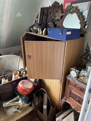 une photo d'une pièce encombrée, où règnent le désordre et l'encombrement