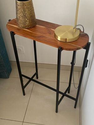 une petite table sur laquelle est posée une lampe
