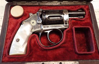 un pistolet qui se trouve dans un étui posé sur une table
