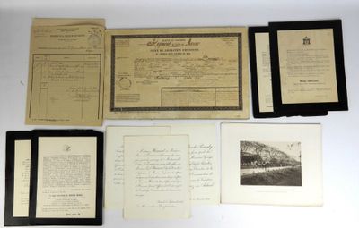 un tas de vieux papiers et d'autres objets posés sur une table