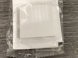 un sac en plastique contenant un petit objet blanc