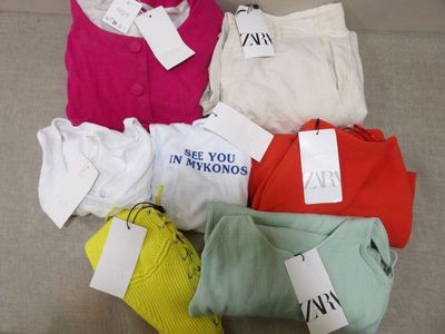 un tas de vêtements posé sur un canapé