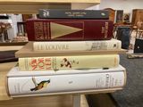 trois livres empilés sur une table