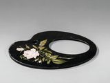 une poignée noire décorée de fleurs peintes