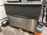 une photo d'une machine à glaces professionnelle dans une cuisine