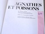 un livre posé sur une table à côté d'une tasse de café