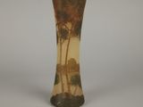 un vase orné d'un motif représentant des arbres