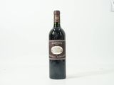 une bouteille de vin posée sur une table