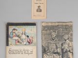 trois livres posés sur une table, avec un dessin représentant un homme et une femme