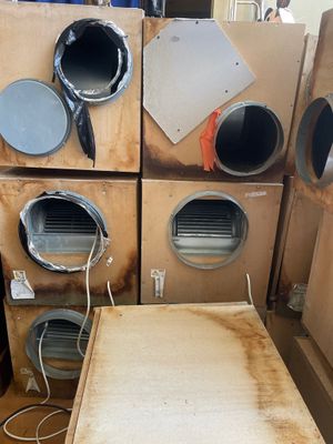 un tas de vieux appareils électroménagers dans une pièce en cours de rénovation