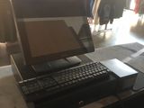 un ordinateur portable posé sur un bureau