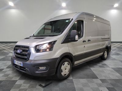 la camionnette blanche est garée dans une grande pièce au sol en damier