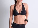 une femme portant un haut de bikini noir et un bas de bikini noir